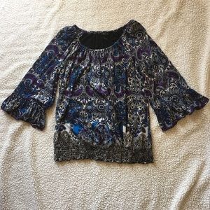 Top with gathered neck and elastic bottom edge